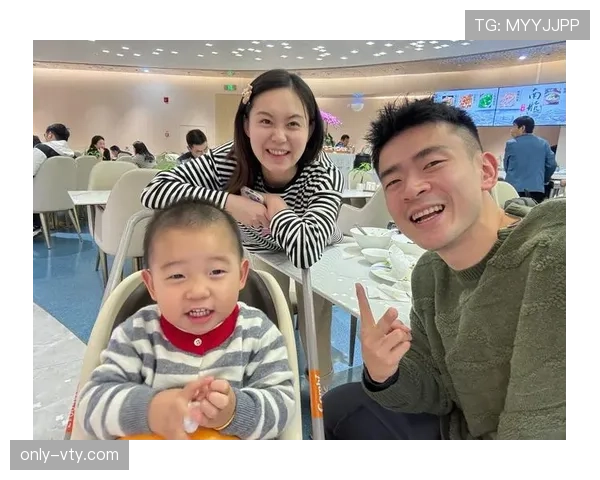 郑思维训练完直接拎着爱马仕去接娃？