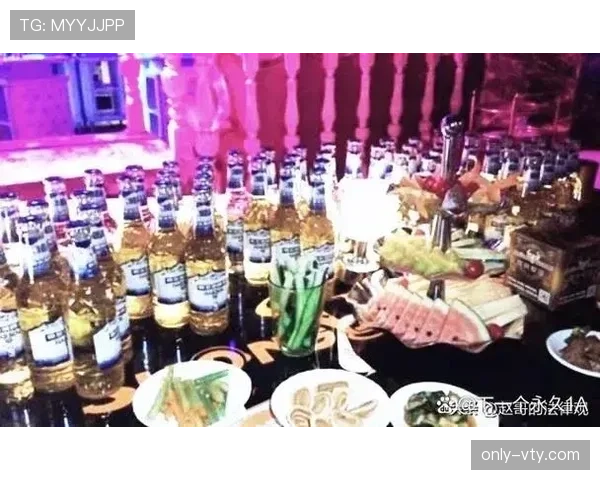 高亭宇昨晚小聚被拍，桌上那瓶香槟和三张账单看得我发慌